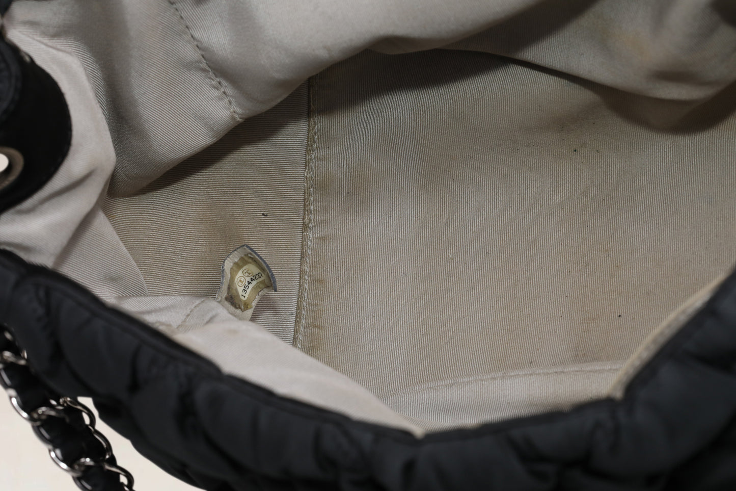 Sac à rabat en jersey matelassé noir Chanel