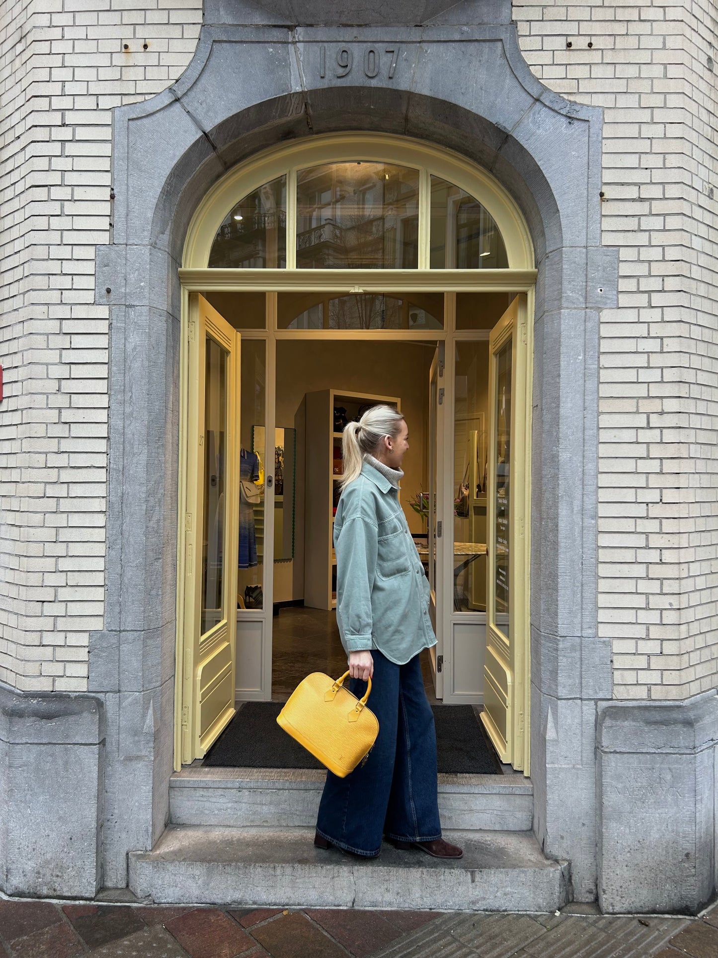 Sac à main Louis Vuitton Alma en cuir épi jaune