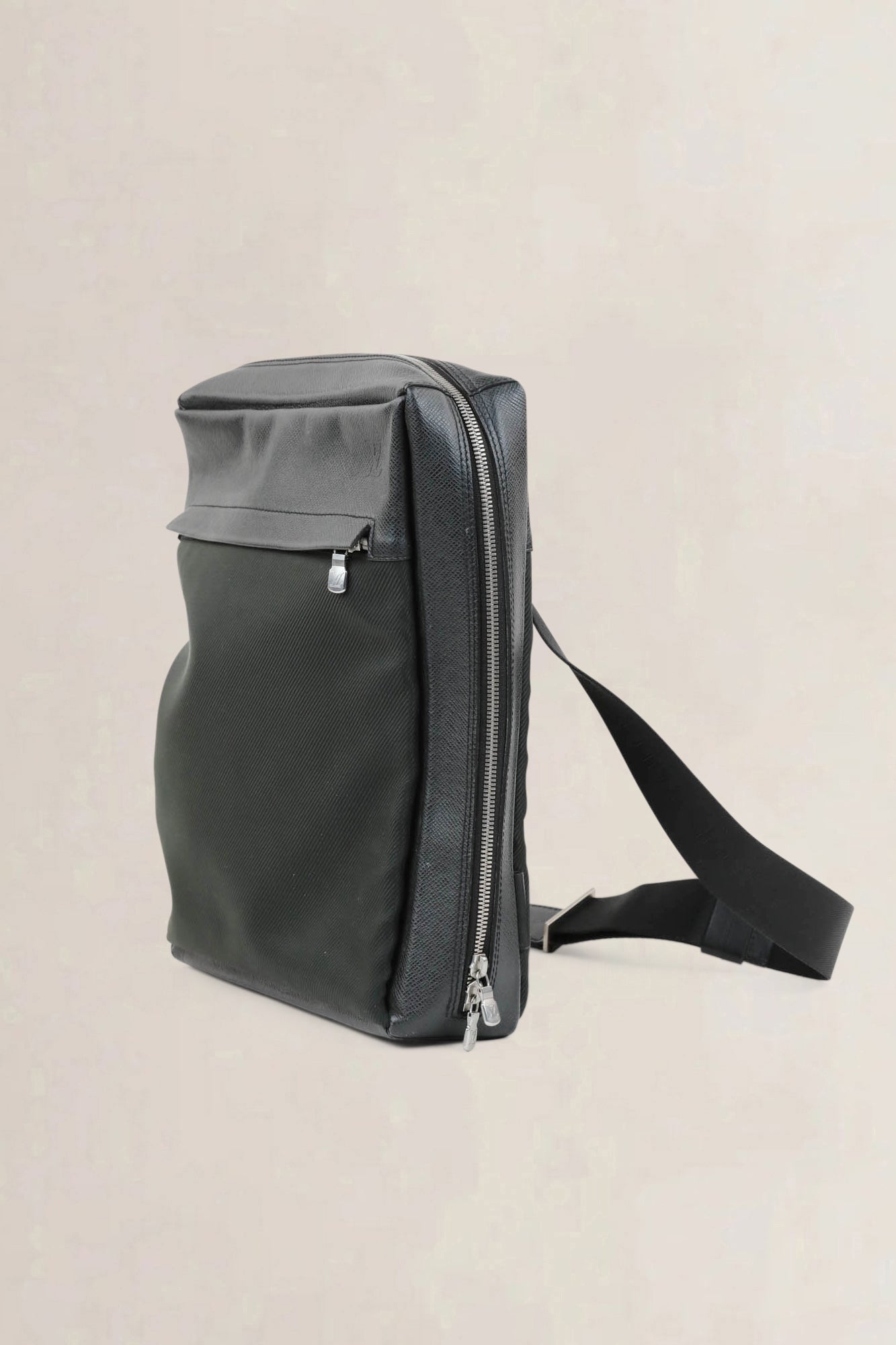 Louis Vuitton Black/Green Taiga Beluga Crossbody Bag