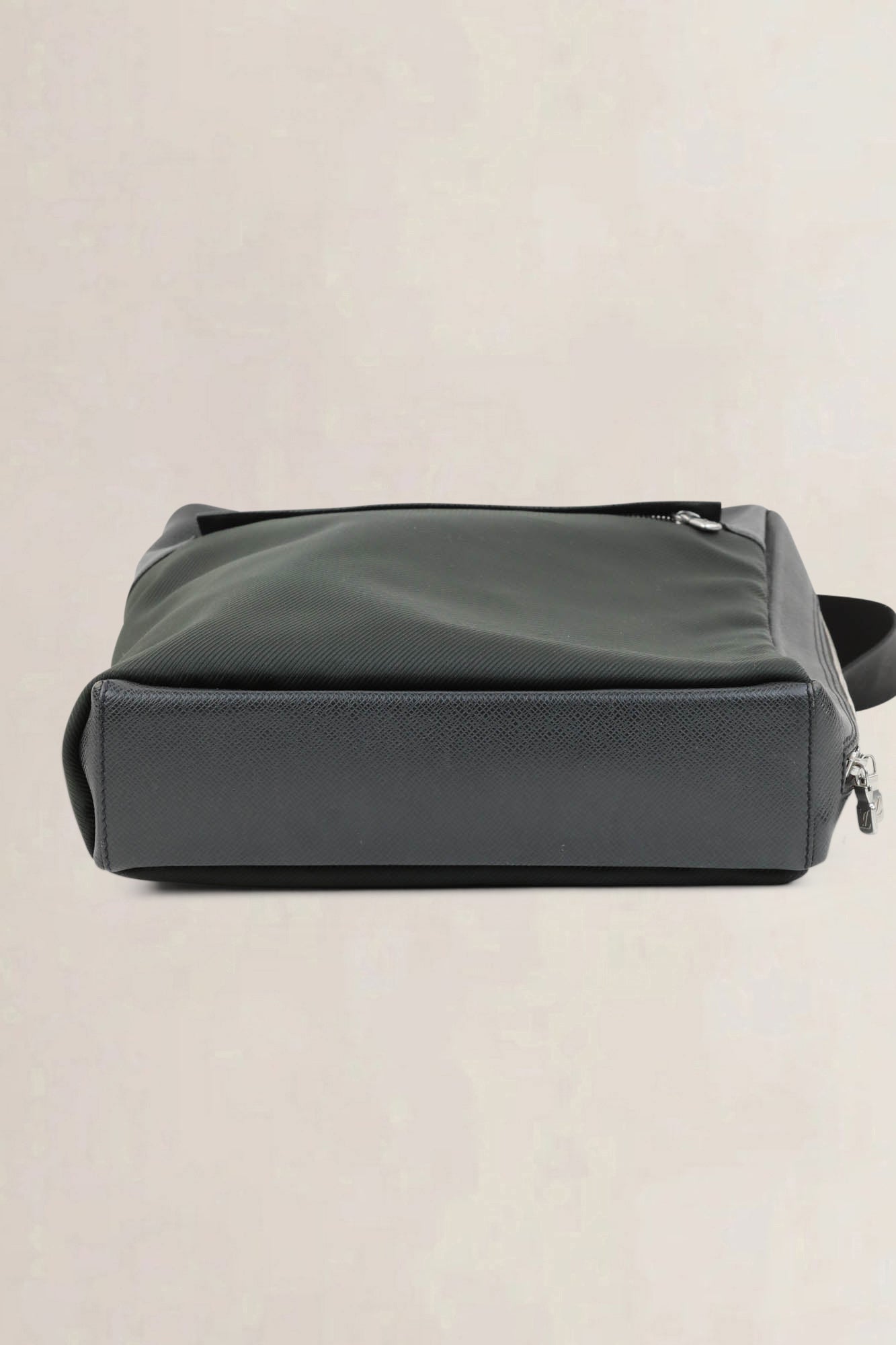 Louis Vuitton Black/Green Taiga Beluga Crossbody Bag