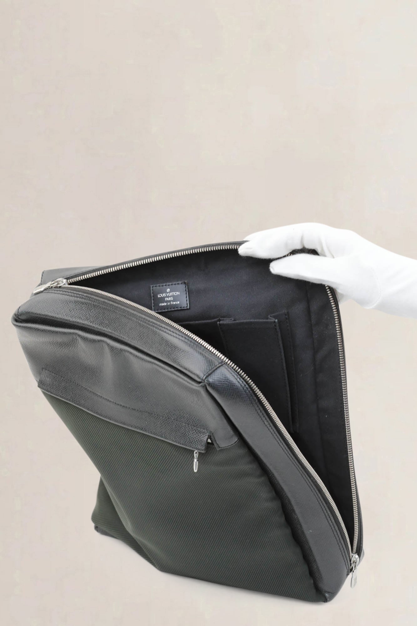 Louis Vuitton Black/Green Taiga Beluga Crossbody Bag