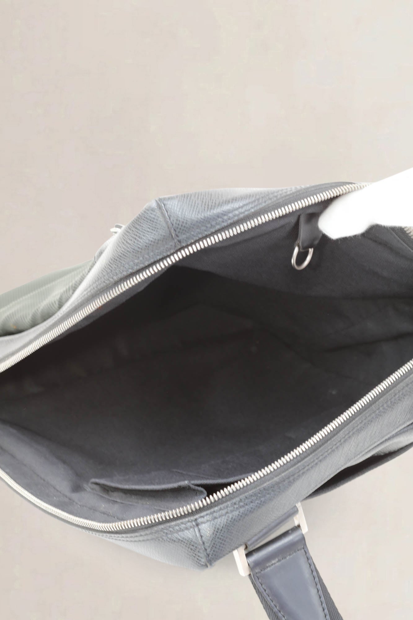 Louis Vuitton Black/Green Taiga Beluga Crossbody Bag