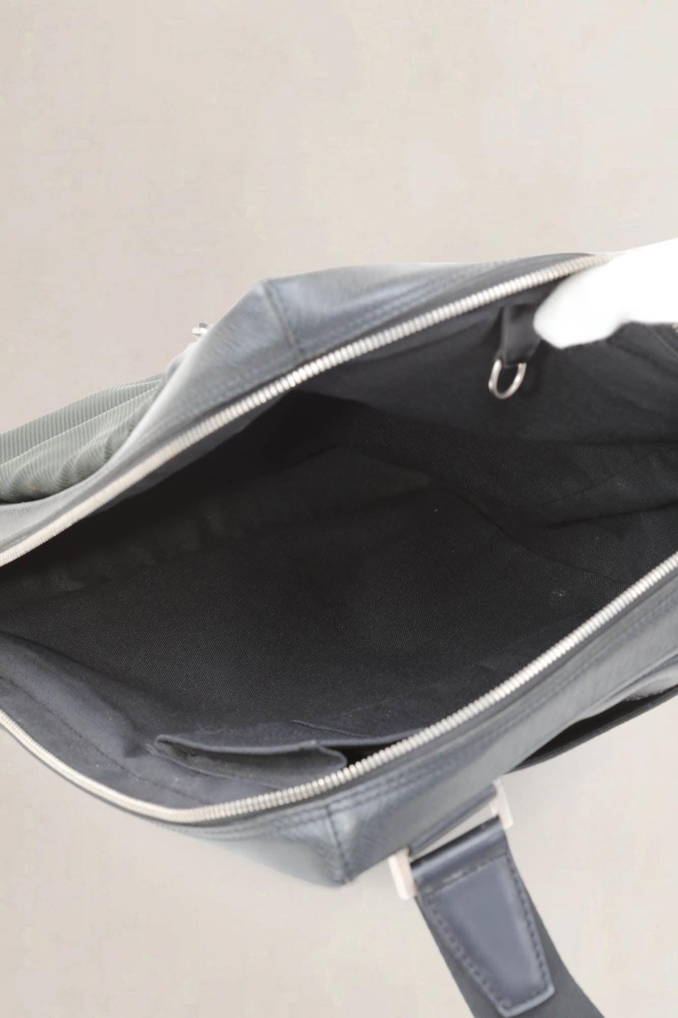 Louis Vuitton Black/Green Taiga Beluga Crossbody Bag