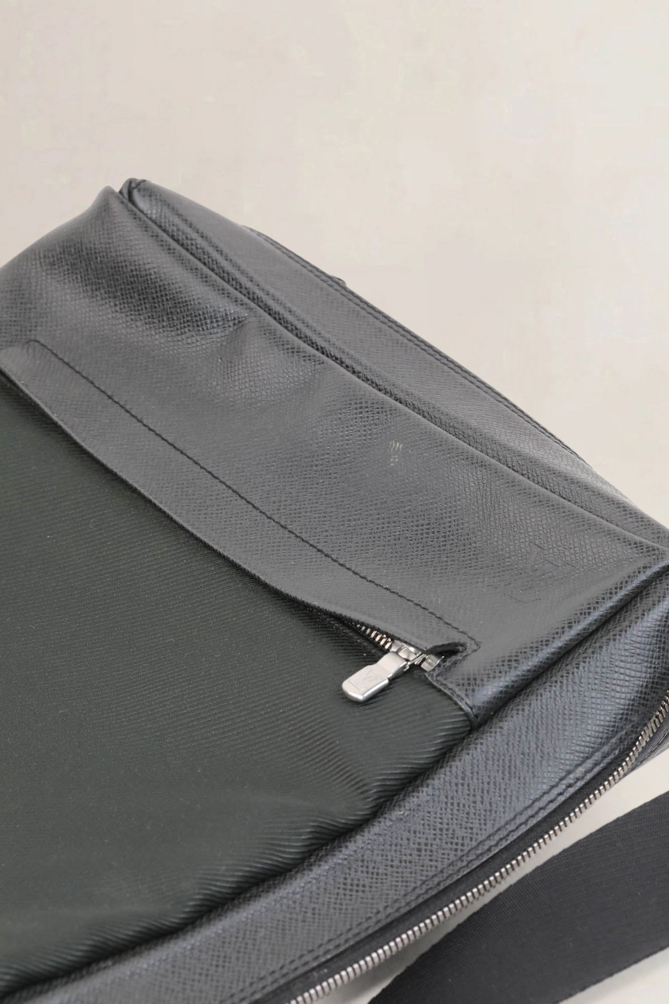 Louis Vuitton Black/Green Taiga Beluga Crossbody Bag