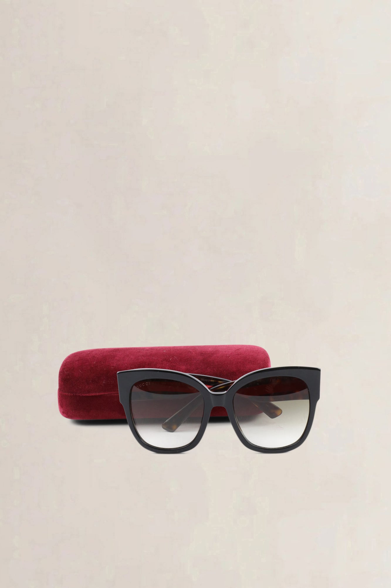 Gucci statement sunglasses with case — preloved