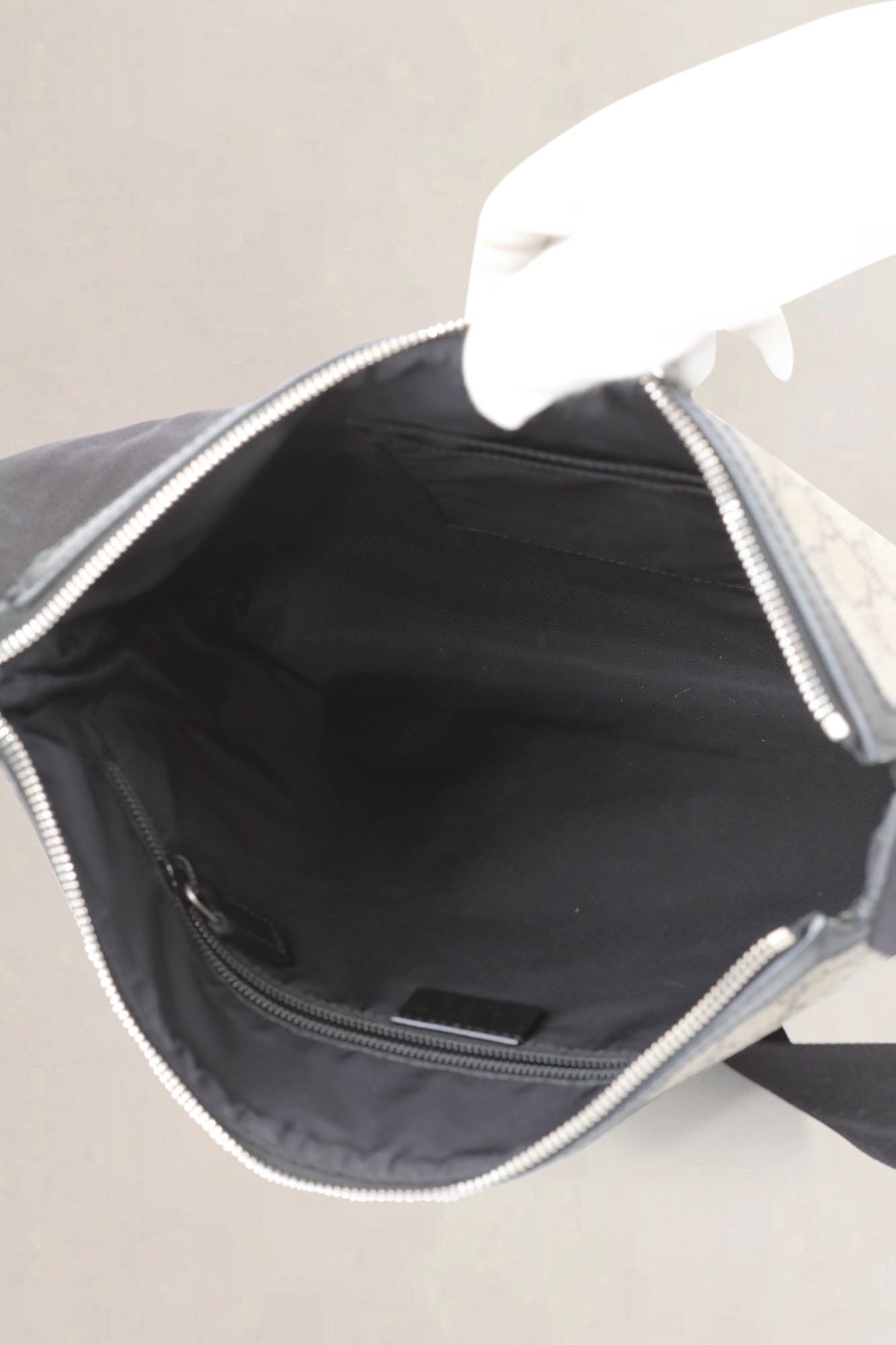 Gucci GG Supreme Messenger Crossbody Bag