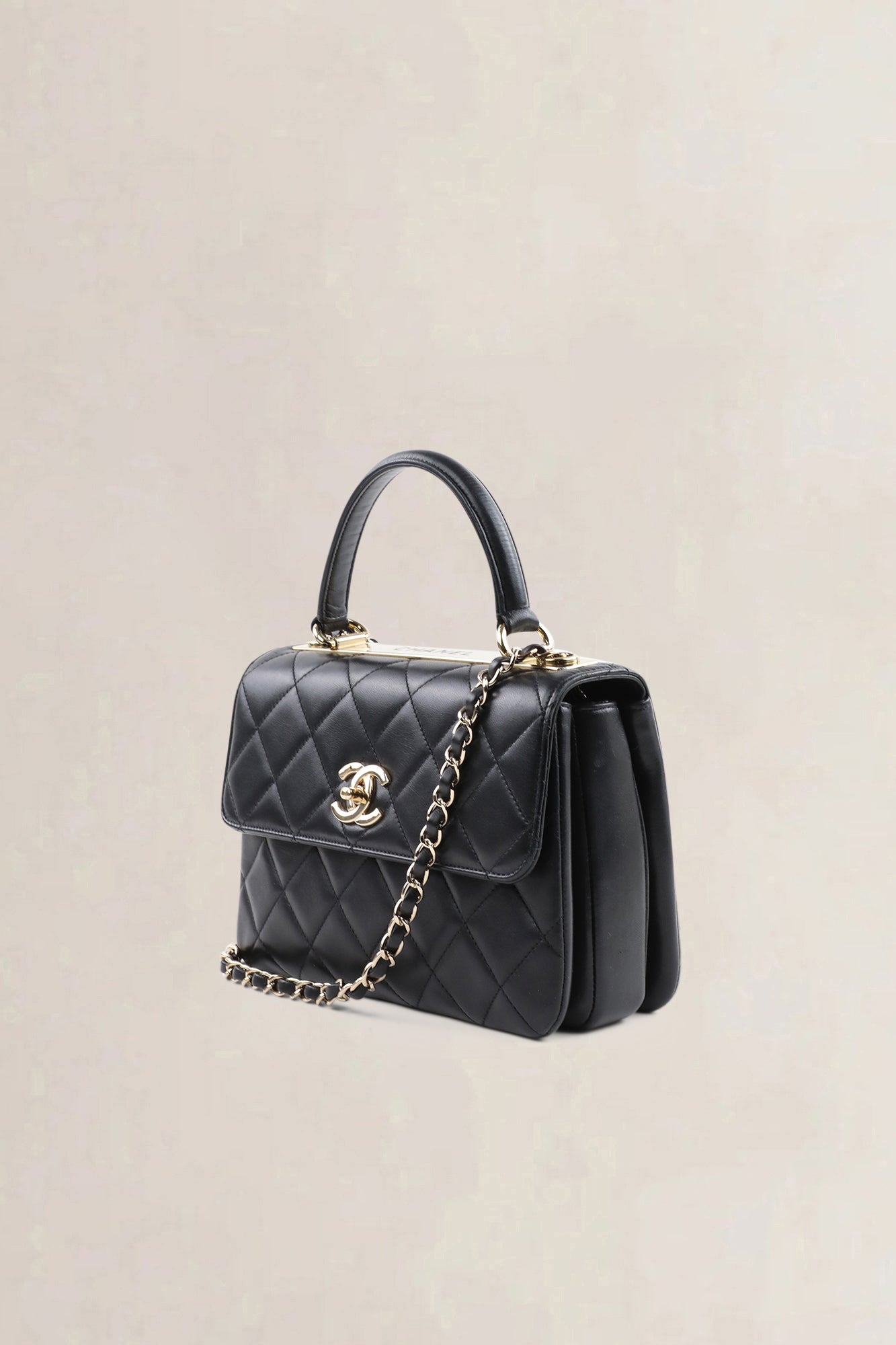 Sac Chanel Sac à Rabat Poignée crossbody en agneau noir