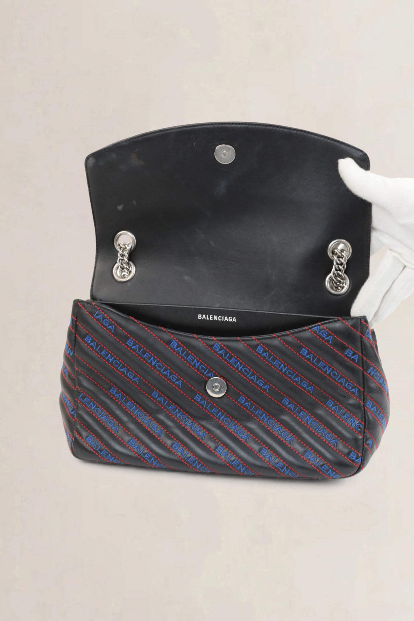 Charms Logo Matelasse M BB Round Crossbody Bag