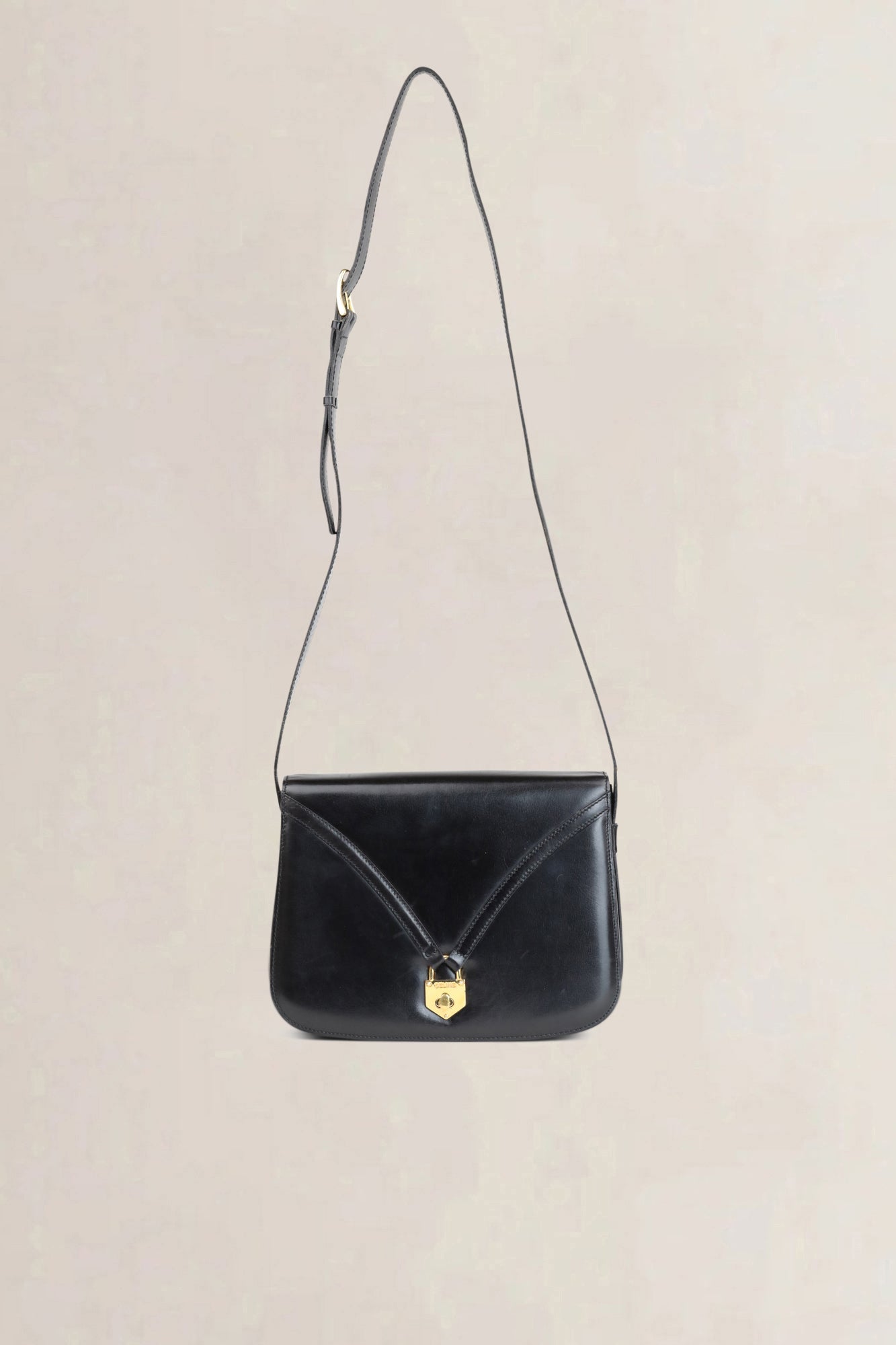 Sac à bandoulière vintage Céline en cuir noir avec fermoir doré