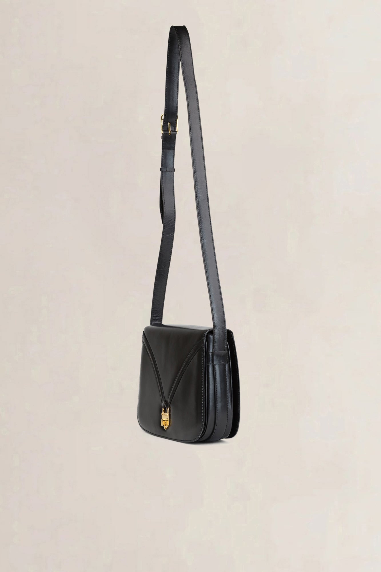 Sac à bandoulière vintage Céline en cuir noir avec fermoir doré