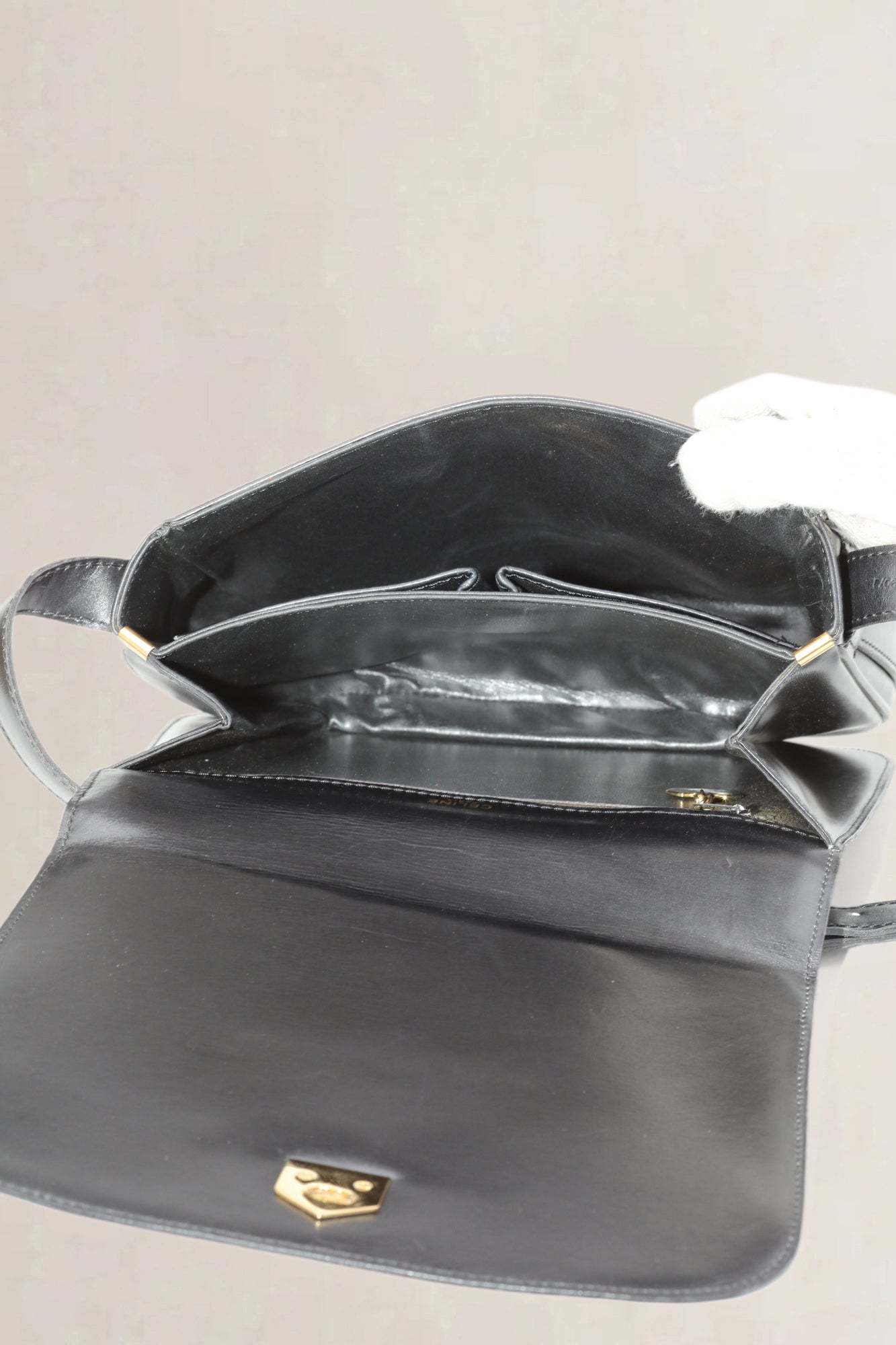 Sac à bandoulière vintage Céline en cuir noir avec fermoir doré