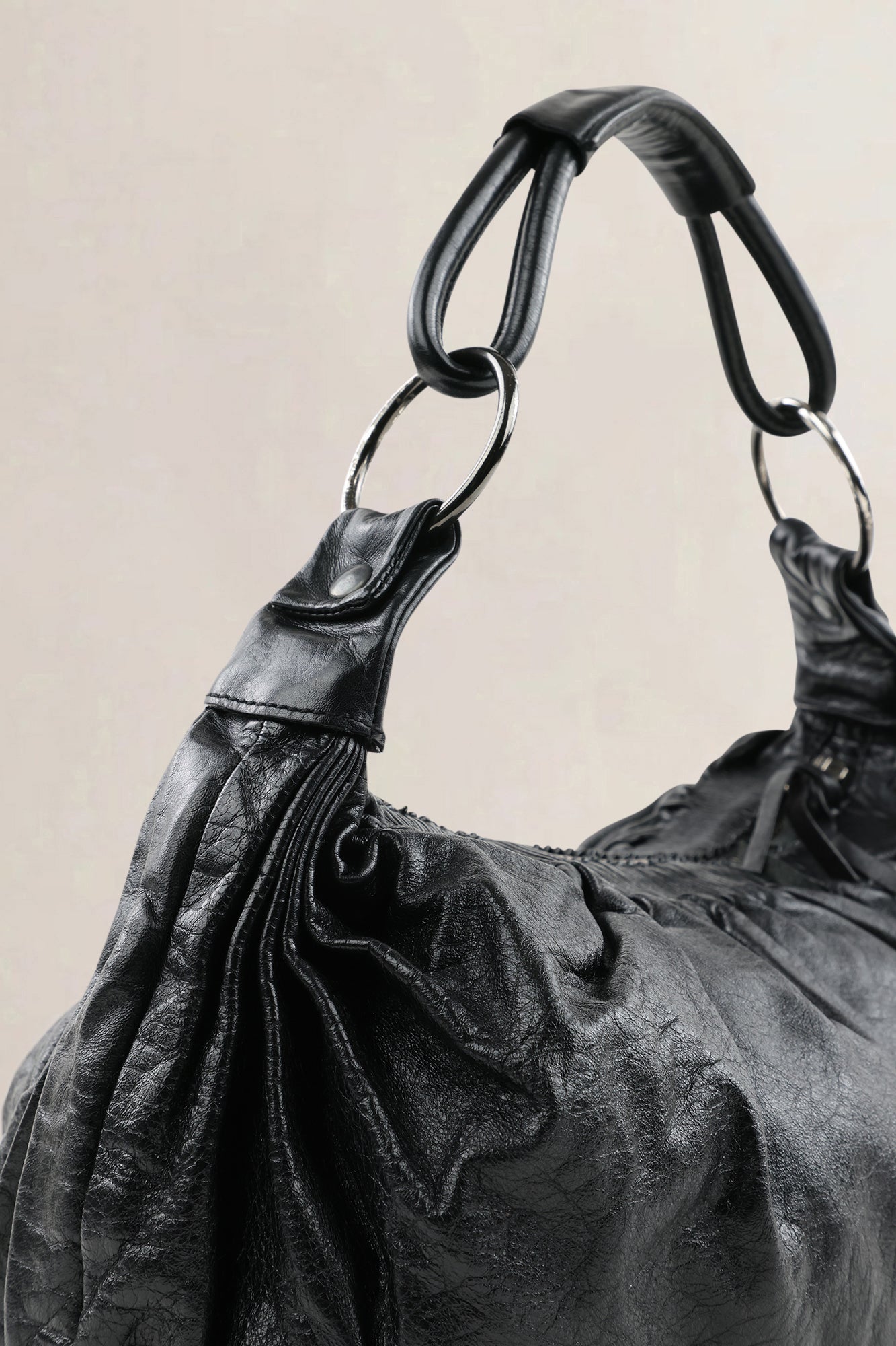 Sac à épaule Miu Miu en cuir noir