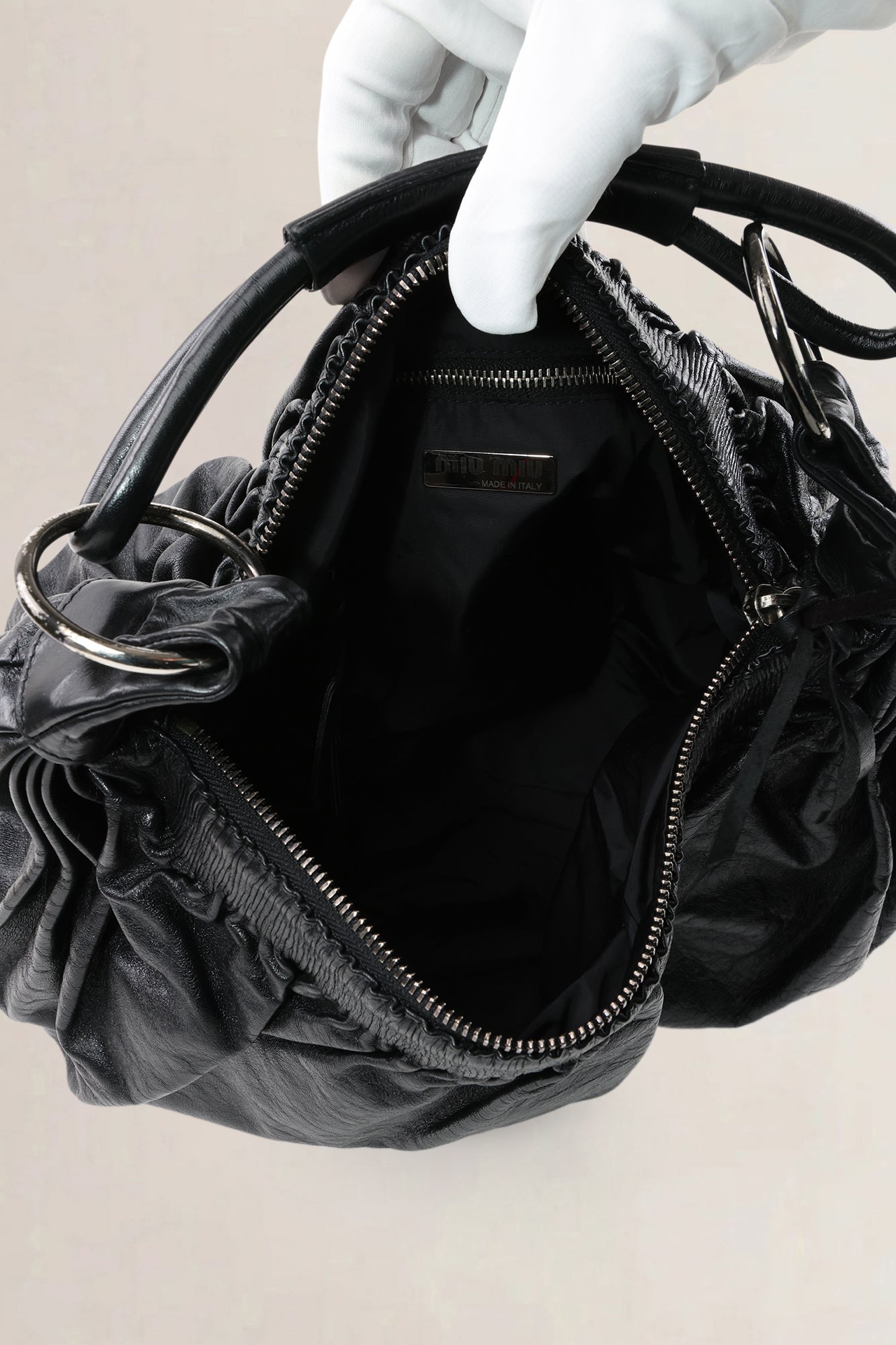 Sac à épaule Miu Miu en cuir noir