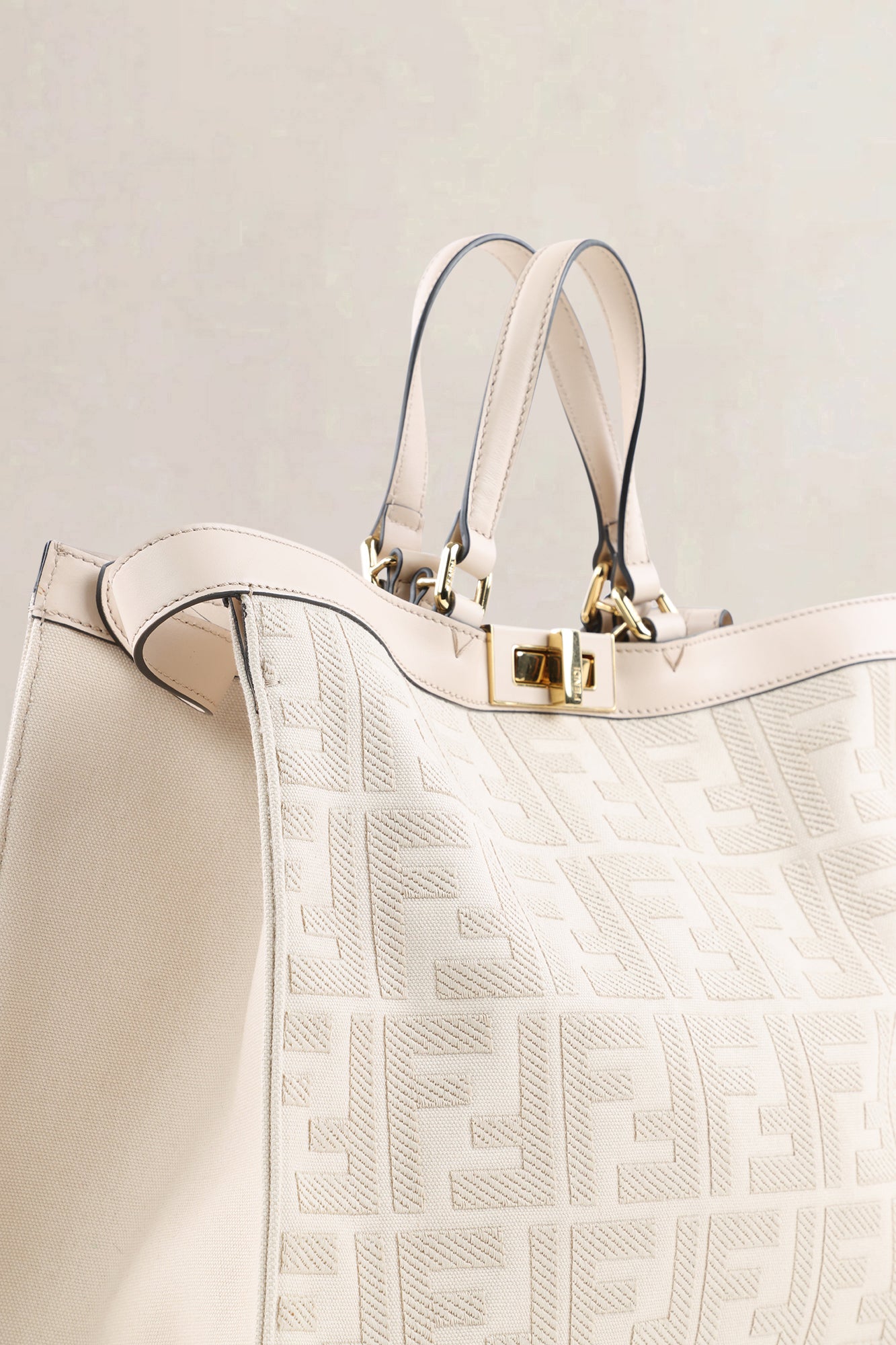 Sac à épaule Fendi Medium Peekaboo en toile crème et cuir Vitello King