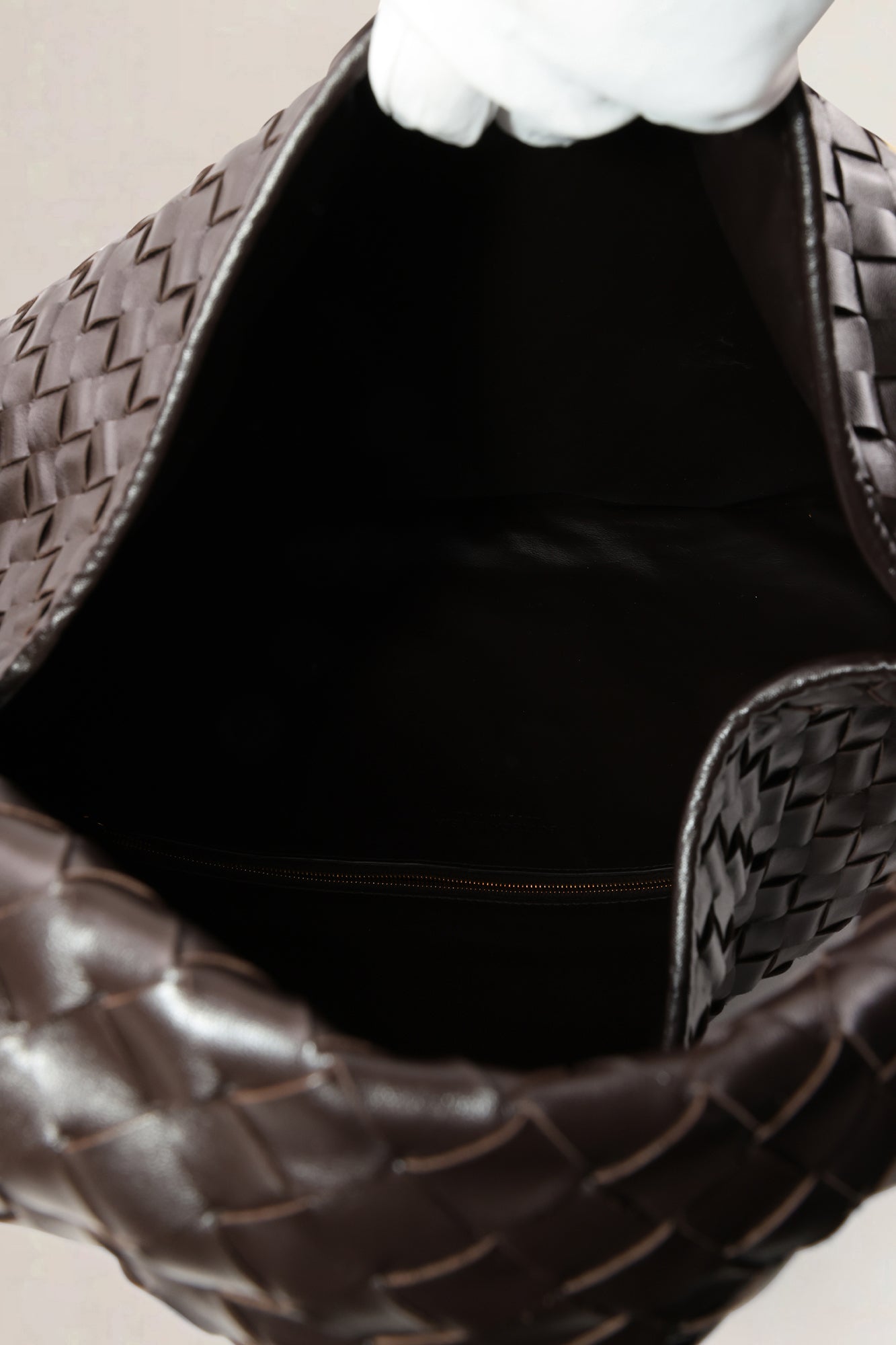 Bottega Veneta Hop schoudertas in bruin intrecciato leer