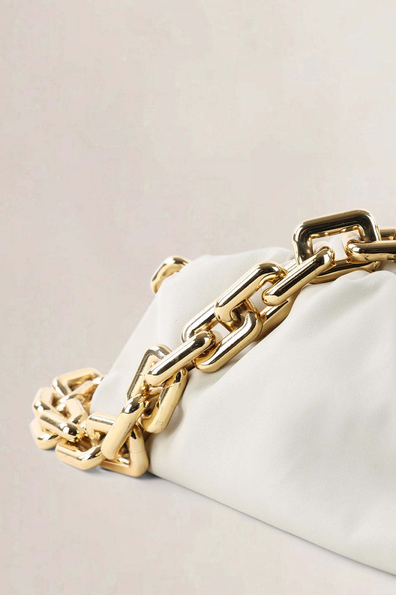 Bottega Veneta Chain Pouch beige — preloved